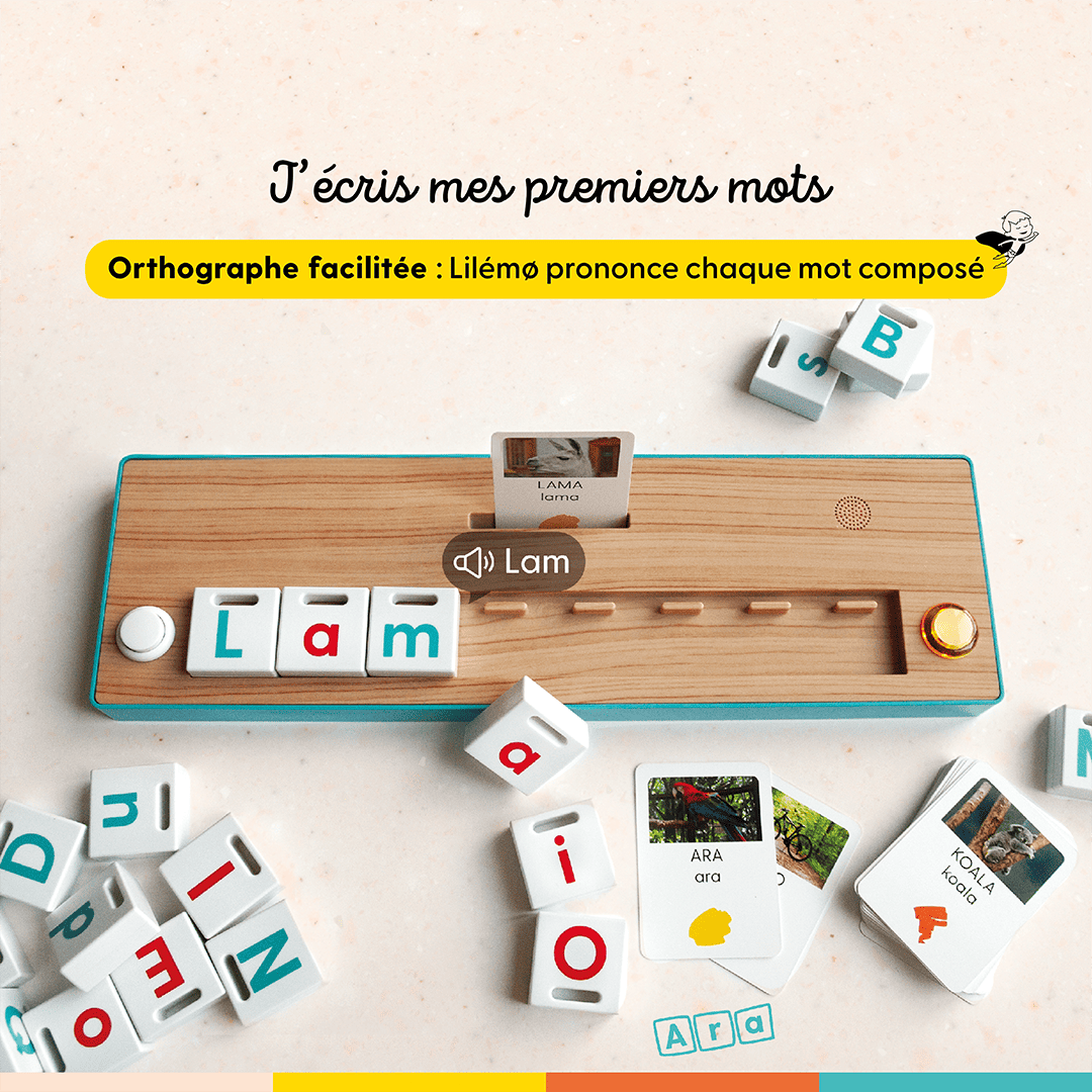 Un enfant écrit ses premiers mots avec les pavés-lettres